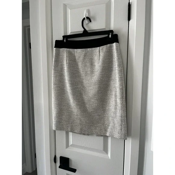 Banana Republic Pencil Skirt Black Trim Size 4 Lined 22" Back Slit - Picture 2 of 9